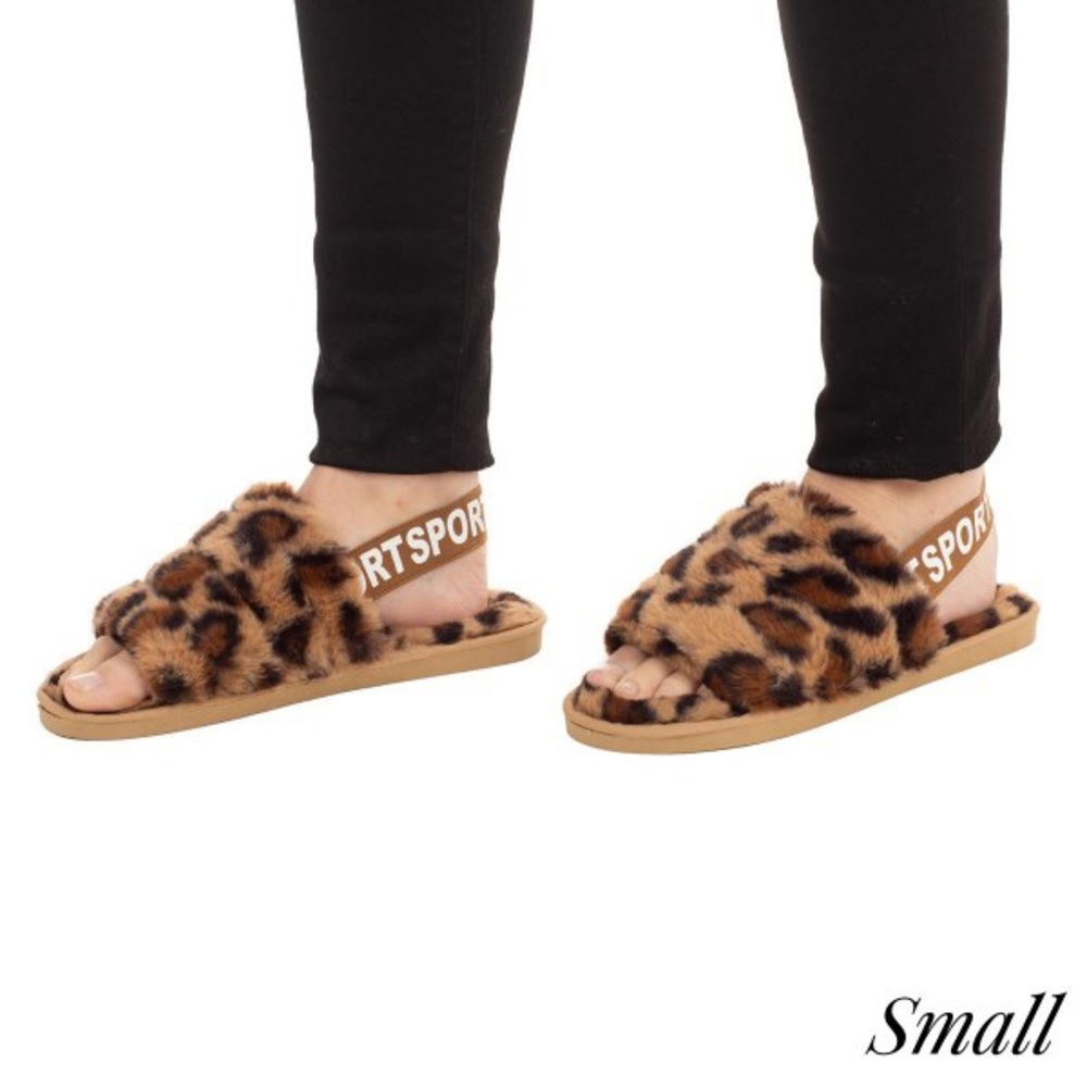 Faux fur leopard print slipper with elastic
